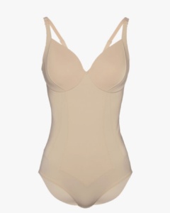 Body color carne con spalline sottili regolabili, scollo a V e design semplice ed elegante. Realizzato in tessuto liscio e aderente, ideale come capo intimo o per un look minimalista.