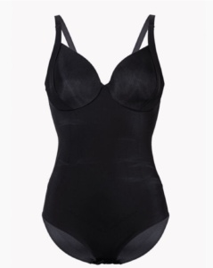 Body nero elegante con spalline sottili regolabili e scollo a V. Realizzato in tessuto liscio e modellante, ideale per garantire comfort e sostegno. Perfetto come capo intimo o per un look raffinato sotto ogni outfit.